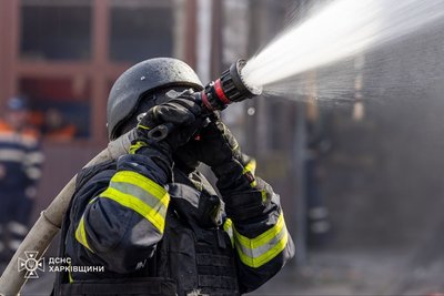 Рятувальник гасить пожежу, яка виникла у Харкові після влучання Рятувальник гасить пожежу, яка виникла у Харкові після влучання