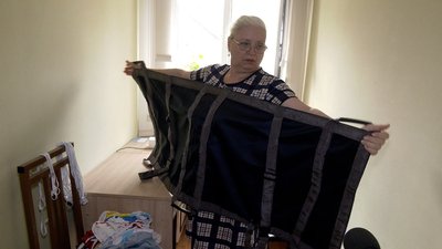 Переселенка, що переїхала на Вінниччину, шиє ноші для військовослужбовців Переселенка, що переїхала на Вінниччину, шиє ноші для військовослужбовців