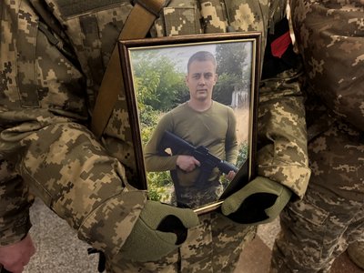 У Полтаві попрощалися із воїнами Дмитром Кушнаревичем та Олександром Дворяшиним У Полтаві попрощалися із воїнами Дмитром Кушнаревичем та Олександром Дворяшиним