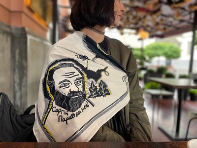 Мортенсен купив 15 хусток з картинами українців. Як чернівецький бренд створив мистецький аксесуар для кінофестивалю Мортенсен купив 15 хусток з картинами українців. Як чернівецький бренд створив мистецький аксесуар для кінофестивалю