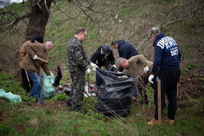 Вивезли сміття та посадили дерева: у Києві провели толоку Вивезли сміття та посадили дерева: у Києві провели толоку