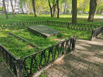 У Полтаві вирішили перенести могилу комуністів Літвінових із Петровського парку У Полтаві вирішили перенести могилу комуністів Літвінових із Петровського парку