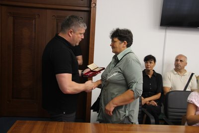 На Вінниччині рідним трьох полеглих захисників передали нагороди бійців На Вінниччині рідним трьох полеглих захисників передали нагороди бійців