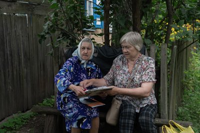 “Яка евакуація, я ще огірки не засолила”. Мешканцям села на Білопільщині радять евакуюватись “Яка евакуація, я ще огірки не засолила”. Мешканцям села на Білопільщині радять евакуюватись