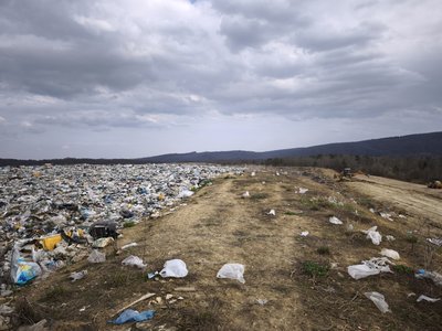 Частина дамби Чорнівського полігону біля Чернівців Частина дамби Чорнівського полігону біля Чернівців