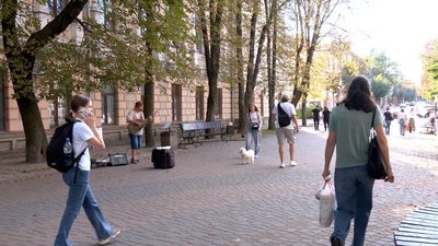 У Вінниці просто неба виступає 66-річний музикант У Вінниці просто неба виступає 66-річний музикант