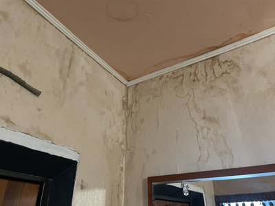 У Полтаві затоплює дощами багатоповерхівку через діру в дахові після влучання шахеда У Полтаві затоплює дощами багатоповерхівку через діру в дахові після влучання шахеда