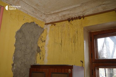 Тріщини, підтоплення і підпірки: як живуть мешканці будинку над катакомбами на Розкидайлівській Тріщини, підтоплення і підпірки: як живуть мешканці будинку над катакомбами на Розкидайлівській