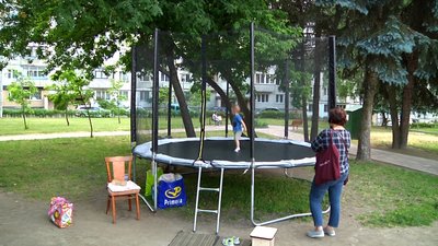 В одному з мікрорайонів Житомира поставили батут, куди приходять пострибати діти В одному з мікрорайонів Житомира поставили батут, куди приходять пострибати діти