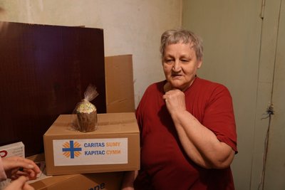 У Сумах благодійники привітали з Великоднем одиноких людей У Сумах благодійники привітали з Великоднем одиноких людей