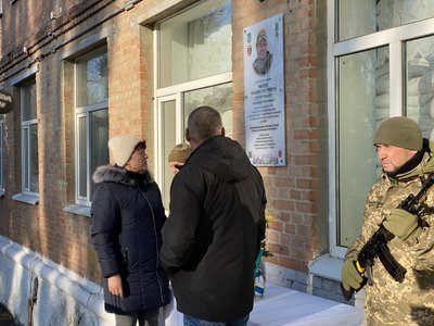 У Полтаві відкрили меморіальну дошку на честь військового Руслана Носова У Полтаві відкрили меморіальну дошку на честь військового Руслана Носова