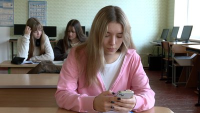 "Цілу ніч сидів в телефоні": як у школі на Черкащині долають залежність від гаджетів "Цілу ніч сидів в телефоні": як у школі на Черкащині долають залежність від гаджетів