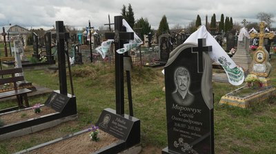 Як прикрашають могильні хрести на Рівненському Поліссі