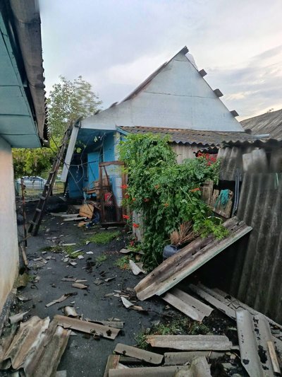 Пошкоджені дахи, повалені дерева, знеструмлені громади: наслідки грози на Кіровоградщині Пошкоджені дахи, повалені дерева, знеструмлені громади: наслідки грози на Кіровоградщині