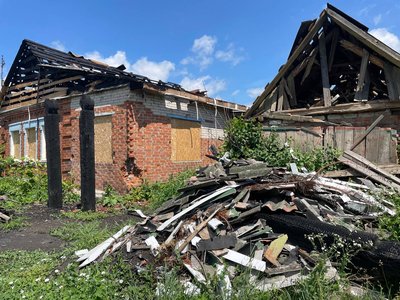 Пошкоджені будівлі та OSB-листи замість вікон: як живе село Самотоївка на Сумщині після обстрілів Пошкоджені будівлі та OSB-листи замість вікон: як живе село Самотоївка на Сумщині після обстрілів