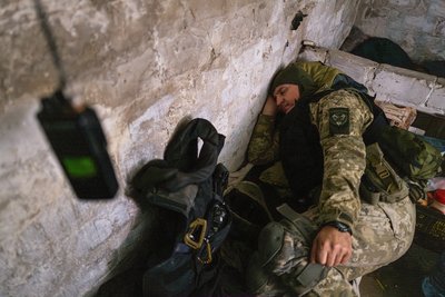 Мінометник бригади "Помста" спить у підвалі біля Ківшарівки на Купʼянському напрямку 8 листопада 2024 року Мінометник бригади "Помста" спить у підвалі біля Ківшарівки на Купʼянському напрямку 8 листопада 2024 року