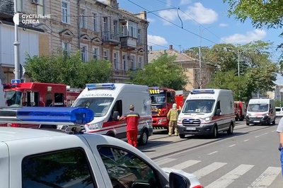 У центрі Одеси горить житловий будинок: на місці працюють пожежники та медики У центрі Одеси горить житловий будинок: на місці працюють пожежники та медики