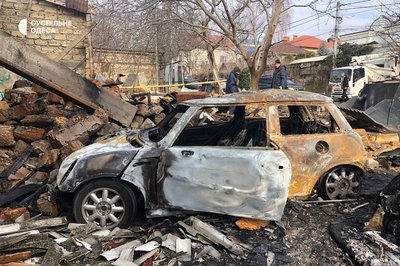 Пошкоджені будинок та автомобілі: фото наслідків російської атаки на Одесу 3 березня Пошкоджені будинок та автомобілі: фото наслідків російської атаки на Одесу 3 березня
