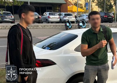 Допомагали скласти іспит на права без водіння за 20 тис грн: трьом учасникам повідомили про підозру Допомагали скласти іспит на права без водіння за 20 тис грн: трьом учасникам повідомили про підозру