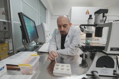 Керівник лабораторії працює за допомогою біопринтера Керівник лабораторії працює за допомогою біопринтера