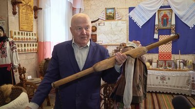 Анатолій Стасюк демонструє речі у музеї Анатолій Стасюк демонструє речі у музеї