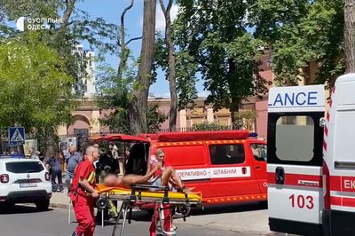 У центрі Одеси горить житловий будинок: на місці працюють пожежники та медики У центрі Одеси горить житловий будинок: на місці працюють пожежники та медики