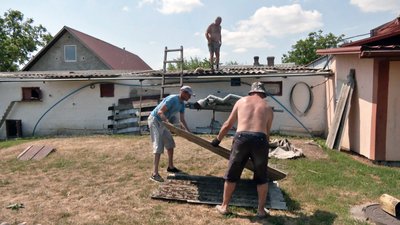 "Бачили, як дах летить в поле": в громаді на Волині буревій пошкодив понад 30 будинків