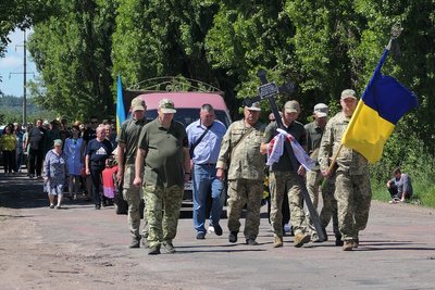 В Ямполі на Сумщині прощалися з 46-річним захисником Олександром Клименком В Ямполі на Сумщині прощалися з 46-річним захисником Олександром Клименком