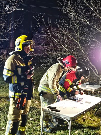 Рятувальники ліквідували пожежу, яка виникла на Рівненщині внаслідок атаки РФ Рятувальники ліквідували пожежу, яка виникла на Рівненщині внаслідок атаки РФ