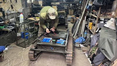 "Макс" у гаражі з наземним дроном Донецька область "Макс" у гаражі з наземним дроном Донецька область