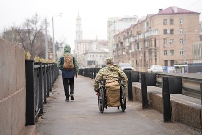 Ветеран Сергій Кошельніков у Харкові пересувається на кріслі колісному, їде центром Ветеран Сергій Кошельніков у Харкові пересувається на кріслі колісному, їде центром