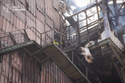 На Одещині через атаку РФ загорілися зерновий склад та готель На Одещині через атаку РФ загорілися зерновий склад та готель
