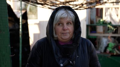 "Вікон та стелі немає, а ялинка вистояла": що розповідають мешканці пошкоджених будинків про атаку РФ на Чернігів "Вікон та стелі немає, а ялинка вистояла": що розповідають мешканці пошкоджених будинків про атаку РФ на Чернігів