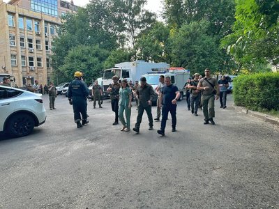 Територія Шевченківського суду Києва після вибуху під час засідання по справі Ігоря Гуменюка Територія Шевченківського суду Києва після вибуху під час засідання по справі Ігоря Гуменюка