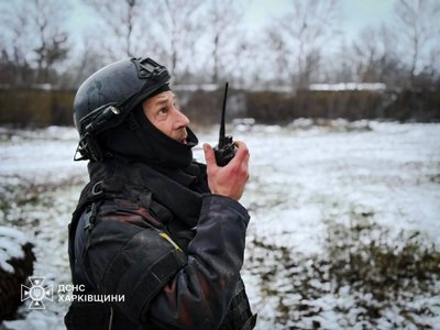 Рятувальник ДСНС на місці влучання дронами по Підсередньому на Харківщині, 11 грудня 2025 року Рятувальник ДСНС на місці влучання дронами по Підсередньому на Харківщині, 11 грудня 2025 року
