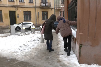 Чернівчанки тримаються огорожі, через ежеледицю Чернівчанки тримаються огорожі, через ежеледицю
