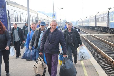 Жителі Донеччини, евакуаційний потяг, вокзал, Івано-Франківськ Жителі Донеччини, евакуаційний потяг, вокзал, Івано-Франківськ