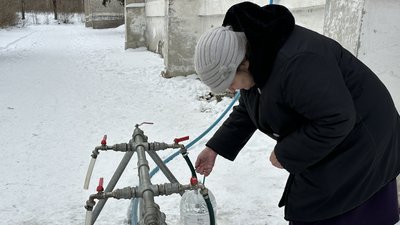 Містяни набирають питну воду Дружківка Донецька область 31 грудня 2025 рік Містяни набирають питну воду Дружківка Донецька область 31 грудня 2025 рік