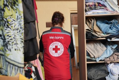"Нікому не відмовляємо". Як у Сумах працює банк одягу