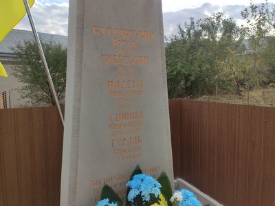 На Тернопільщині встановили пам'ятний хрест загиблим повстанцям ОУН-УПА На Тернопільщині встановили пам'ятний хрест загиблим повстанцям ОУН-УПА