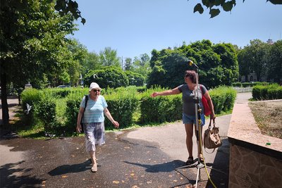 Люди біля водяного розпилювача на Соборній площі у Чернівцях Люди біля водяного розпилювача на Соборній площі у Чернівцях