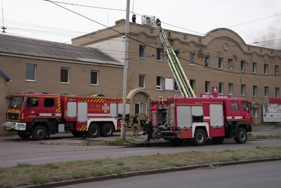 Рятувальники Донецької області ліквідують загоряння внаслідок обстрілу Слов'янська 12 липня 2025 року Рятувальники Донецької області ліквідують загоряння внаслідок обстрілу Слов'янська 12 липня 2025 року