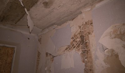 "Пару речей тільки вціліли": лучани чекають компенсацію за втрачене через атаку РФ житло "Пару речей тільки вціліли": лучани чекають компенсацію за втрачене через атаку РФ житло