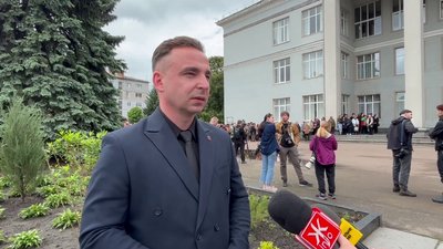 На Житомирщині попрощалися з трьома дітьми, які загинули внаслідок удару армії РФ На Житомирщині попрощалися з трьома дітьми, які загинули внаслідок удару армії РФ