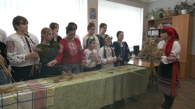 Учні ліцею на Вінниччині відроджують різдвяну традицію виготовлення дідуха Учні ліцею на Вінниччині відроджують різдвяну традицію виготовлення дідуха