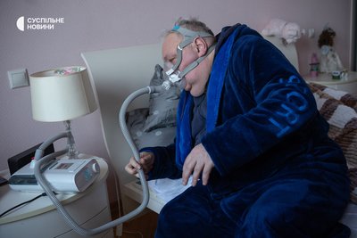 У Сергія важка форма апное. В його квартирі все обладнано гаджетами так, щоб чоловік міг перебувати і дихати навіть за умов відключення світла чи тепла У Сергія важка форма апное. В його квартирі все обладнано гаджетами так, щоб чоловік міг перебувати і дихати навіть за умов відключення світла чи тепла