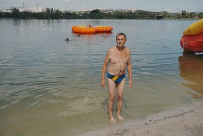 Відпочивальник на пляжі Журавлівського гідропарку у Харкові Відпочивальник на пляжі Журавлівського гідропарку у Харкові
