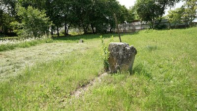 На Вінниччині жінка виявила на подвірʼї понад 20 давніх єврейських поховань На Вінниччині жінка виявила на подвірʼї понад 20 давніх єврейських поховань