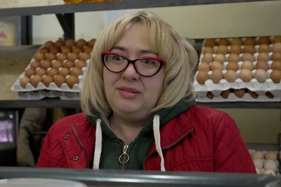продавчиня Тетяна Никифоренко продає яйця продавчиня Тетяна Никифоренко продає яйця