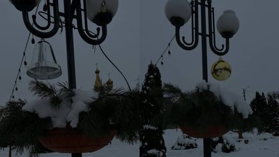 Невідомі викрали новорічні прикраси із міської ялинки у Сарнах на Рівненщині Невідомі викрали новорічні прикраси із міської ялинки у Сарнах на Рівненщині
